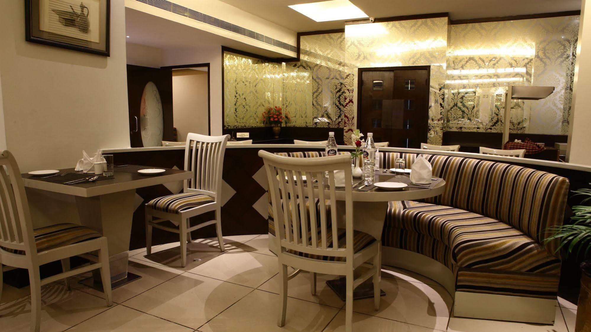 Gemini Continental, Hazratganj Hotel Lucknow Exterior photo