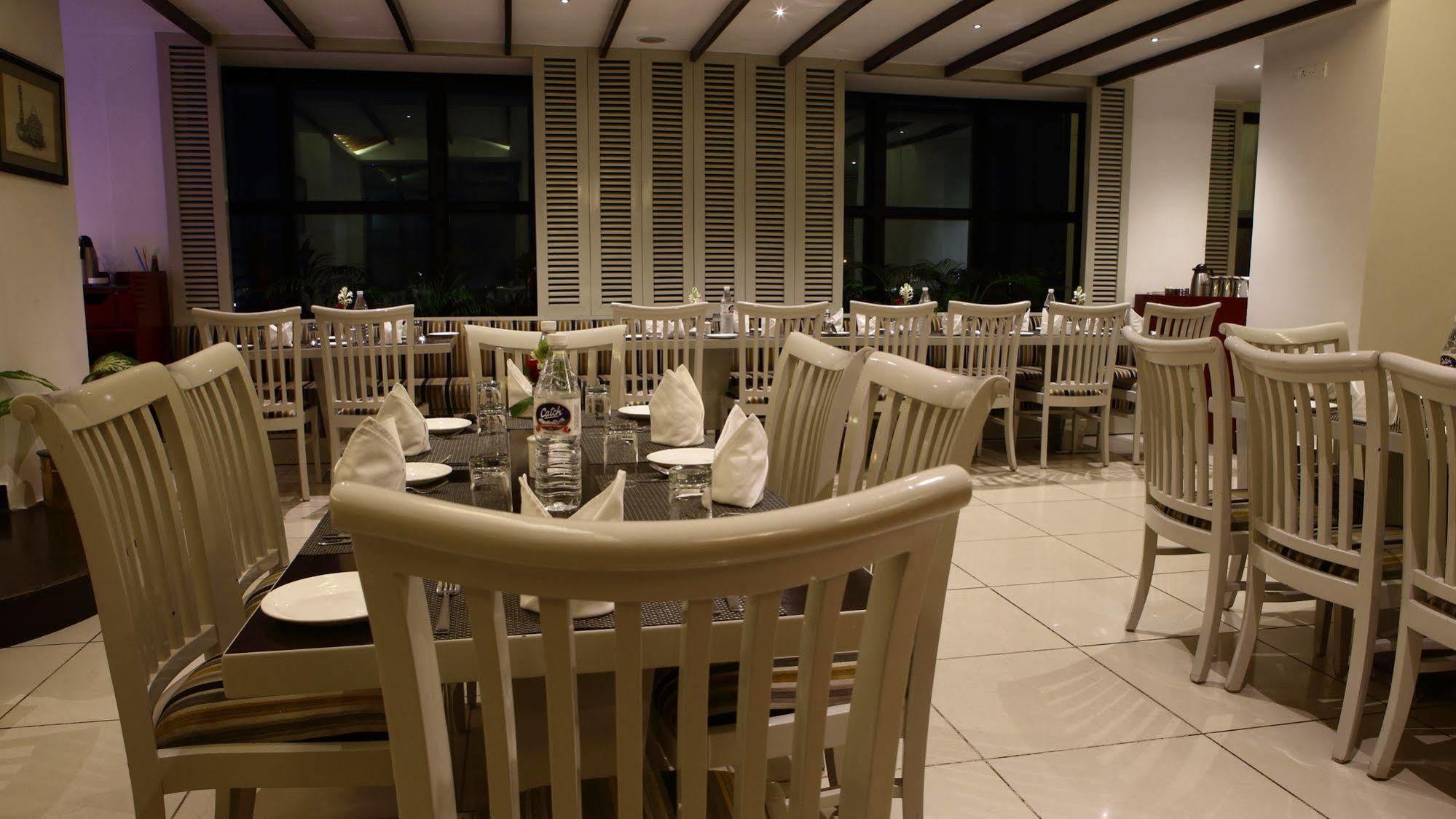 Gemini Continental, Hazratganj Hotel Lucknow Exterior photo