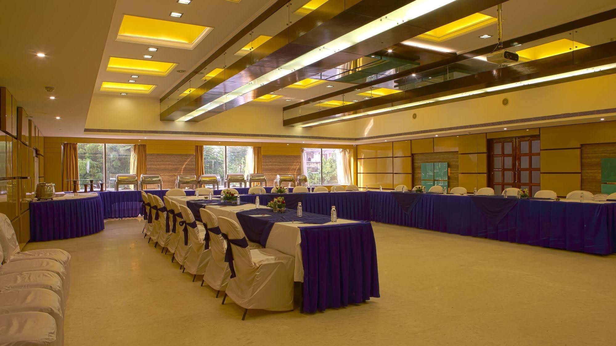 Gemini Continental, Hazratganj Hotel Lucknow Exterior photo